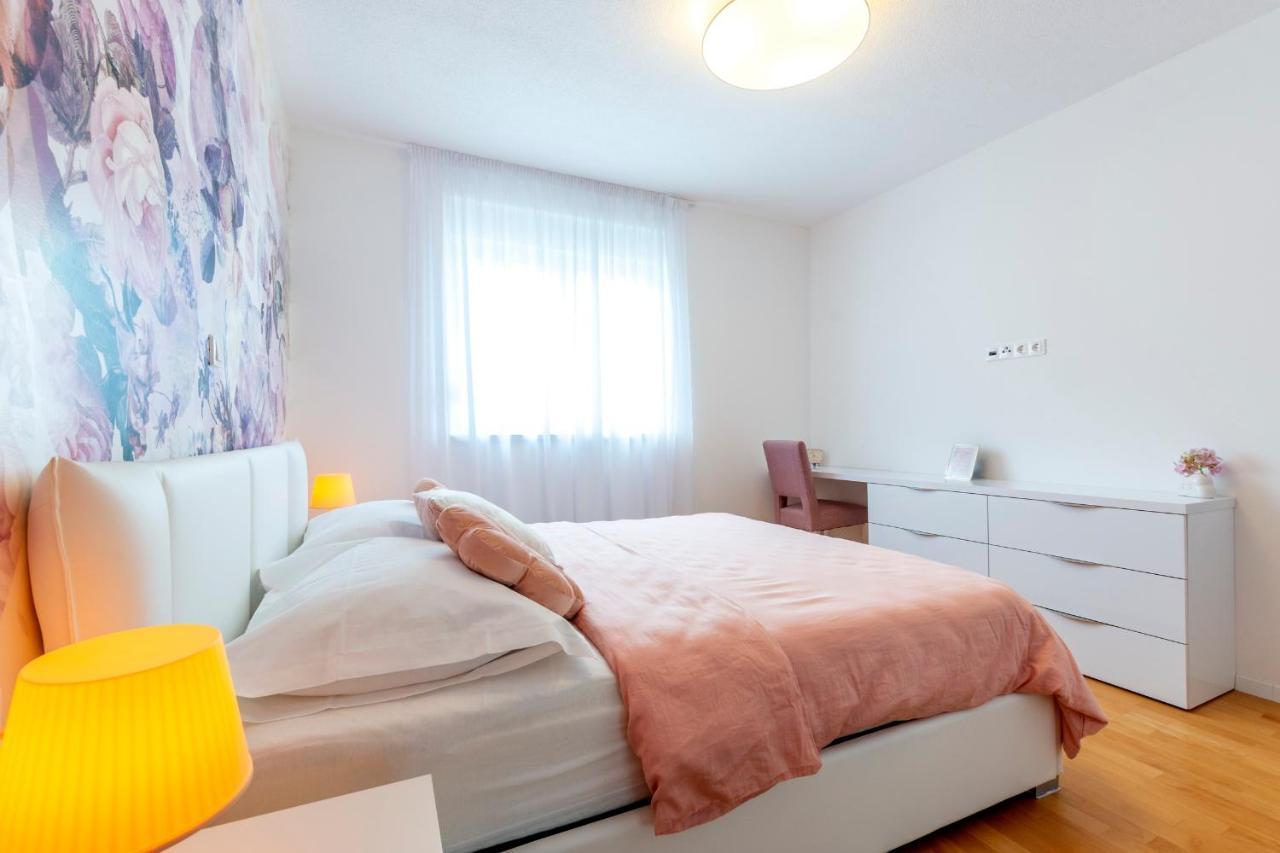 Rose Apartment Kastela Luaran gambar