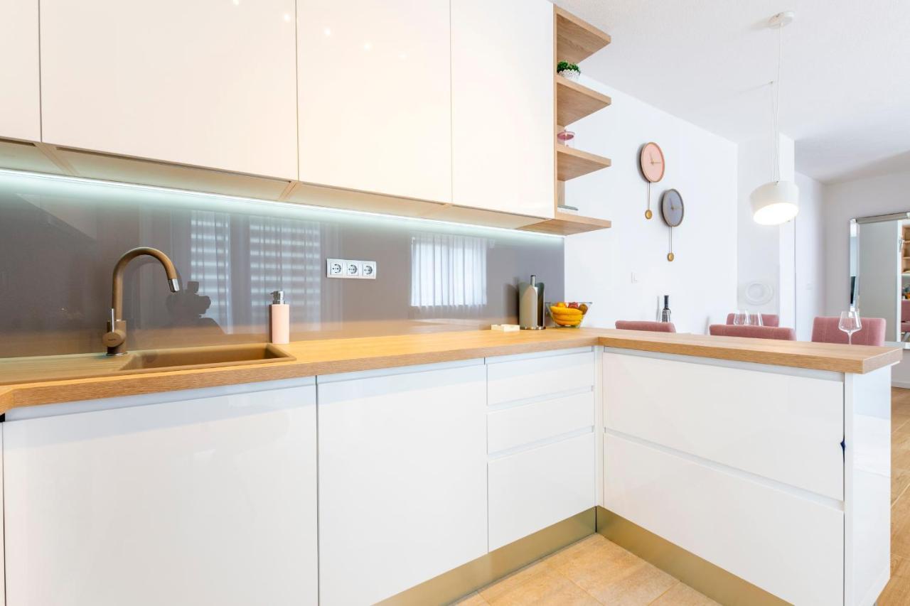 Rose Apartment Kastela Luaran gambar