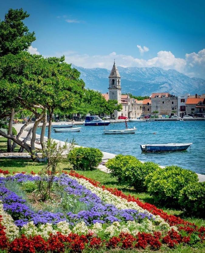 Rose Apartment Kastela Luaran gambar